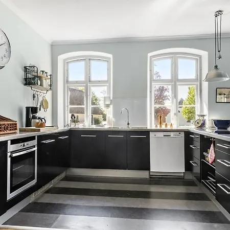 Lovely In With Kitchen Feriehus